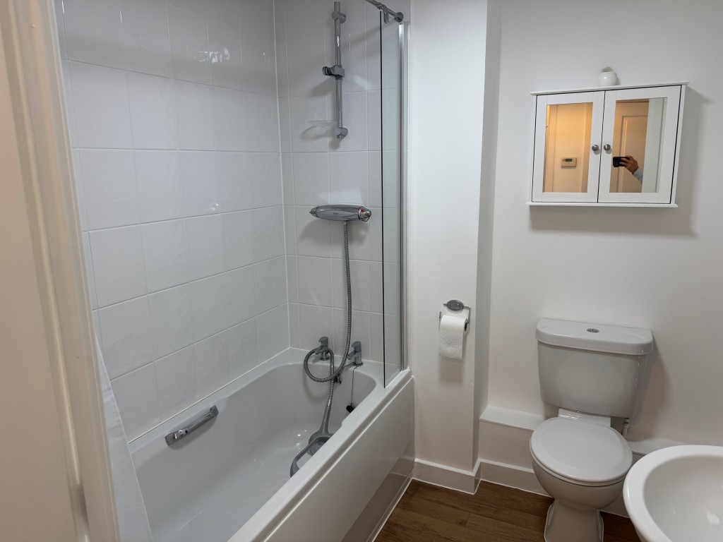 Lot: 157 - GROUND FLOOR FLAT FOR INVESTMENT WITH ALLOCATED PARKING - Bathroom